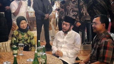 Adik Joko Widodo (Jokowi), Idayati saat foto bersama dengan Ketua Mahkamah Konstitusi (MK), Anwar Usman. FOTO/Net