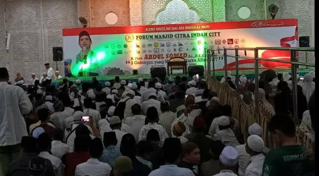Sempat Ditolak, Warga Jonggol Sambut Meriah Kedatangan UAS