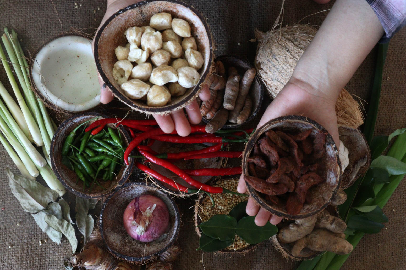 Bumbu yang tersedia terdiri atas 11 bumbu dan 6 dedaunan, di antaranya cabai merah, cabai rawit, bawang putih, bawang merah, kemiri, jahe, ketumbar, kunyit, lengkuas, kelapa gonseng, asam sunti, serai, daun salam, daun pandan, daun kunyit, daun jeruk, dan daun kari. FOTO/Lensakita/Febby Andriyani