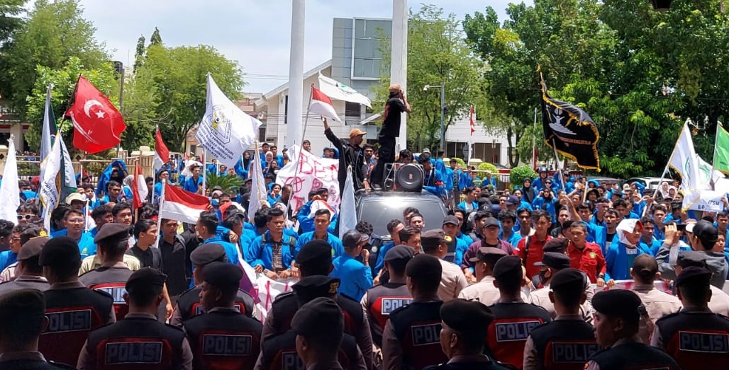Ratusan mahasiswa Universitas Islam Negeri (UIN) Ar-Raniry Banda Aceh geruduk gedung DPR Aceh dengan aksi demontrasi. Ratusan Mahsiswa ini memprotesi kenaikan BBM subsidi pada Senin (5/9/2022) di Banda Aceh. FOTO/Modus Aceh/Firdaus Hasan