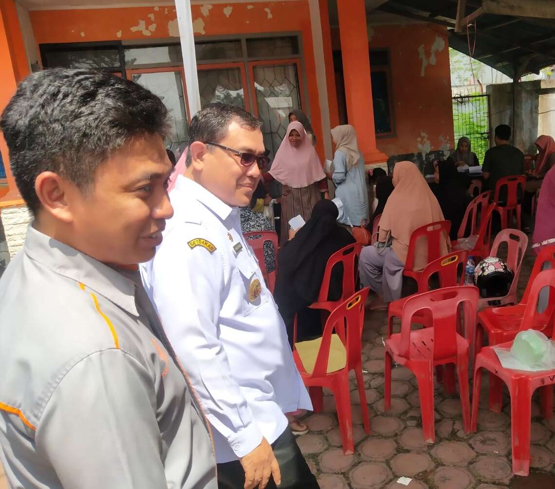 Pj Bupati Aceh Barat Pantau Langsung Penyaluran Bansos di Kantor Pos Meulaboh