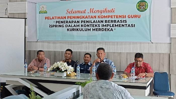 Kepala Bidang GTK, Muksalmina SPd MSi, saat membuka pelatihan guru di SMAN 10 Fajar Harapan (Farhan) Banda Aceh yang berlangsung pada Kamis dan berakhir pada Jumat (3/3/2023). FOTO/Dok. Disdik Aceh