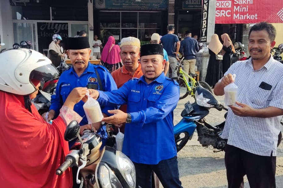 PWI Aceh Barat Bagi-bagi Takjil Kanji Rumbi Ke Pengguna Jalan