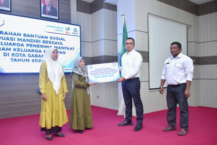 Pemko Sabang Serahkan Buku Tabungan Penerima Bansos PKH Graduasi Mandiri