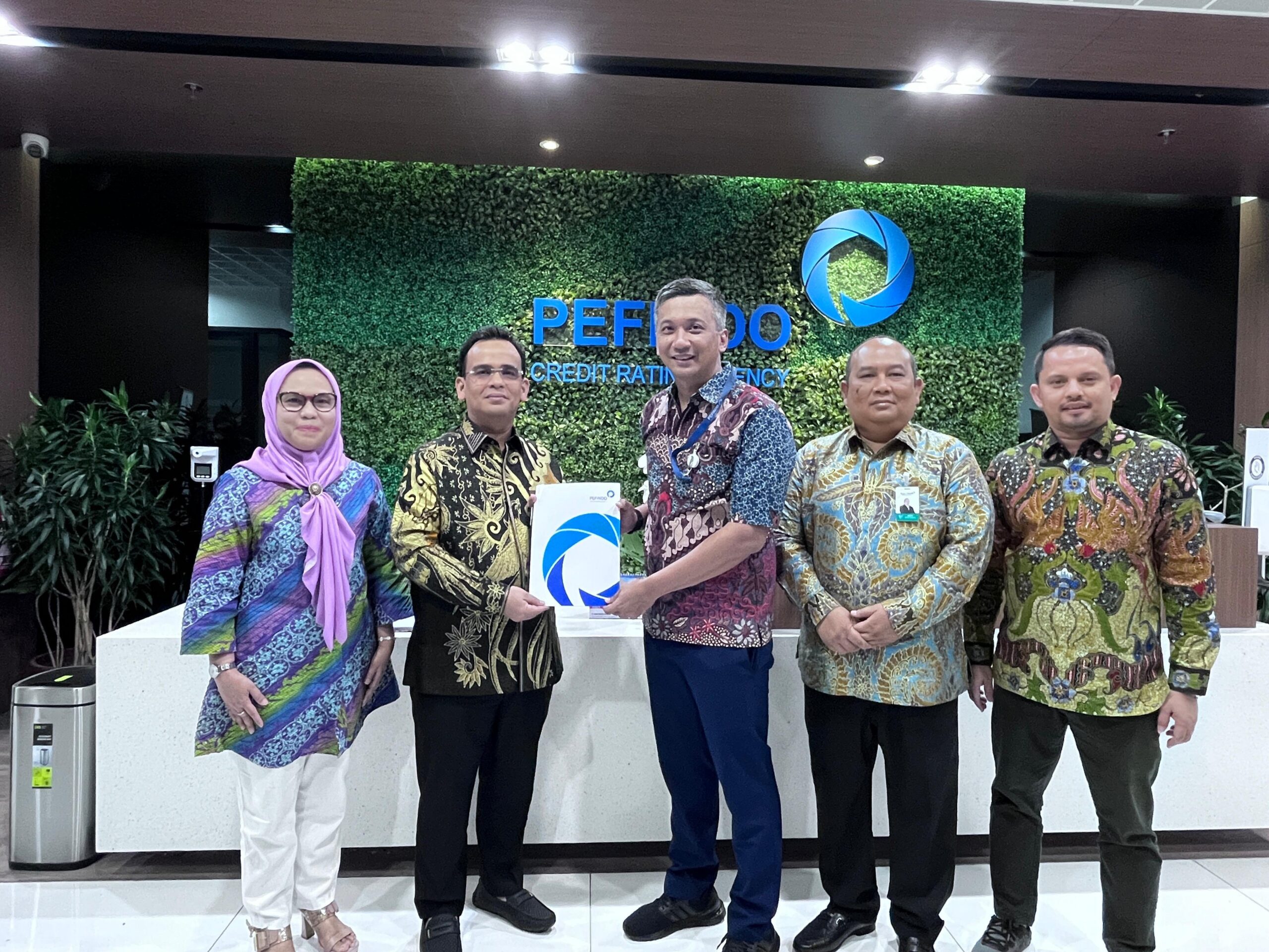Sertifikat pemeringkatan tersebut diserahkan oleh Direktur Peratingan Pefindo Hendro Utomo kepada Direktur Utama Bank Aceh Muhammad Syah di Gedung PT. Pefindo Jakarta, 23 Januari 2024. FOTO/Dok. Bank Aceh. Ⓒ Hak cipta foto di atas dikembalikan sesungguhnya kepada pemilik foto