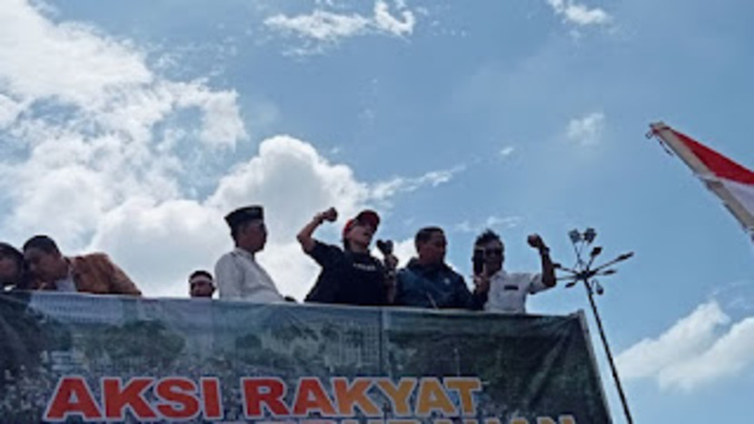 Politikus PDIP Noviana Kurniati ikut menyuarakan aspirasinya dalam aksi demontrasi yang digelar di depan gedung DPR, Senayan, Jakarta, Jumat, 1 Maret. FOTO/Net. Ⓒ Hak cipta foto di atas dikembalikan sesungguhnya kepada pemilik foto