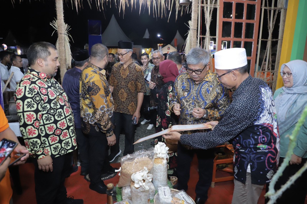 Penjabat (Pj) Bupati Aceh Besar, Muhammad Iswanto bersama Pj Ketua TP PKK Aceh Besar, Cut Rezky Handayani mendampingi Pj Gubernur Aceh Bustami Hamzah, saat meninjau Stand Aceh Besar di ajang ekspo Teknologi Tepat Guna (TTG) Aceh XXV, di Alun-Alun Suka Makmue, Kabupaten Nagan Raya, Kamis (9/5/2024) malam. FOTO/Orinews. Ⓒ Hak cipta foto di atas dikembalikan sesungguhnya kepada pemilik foto