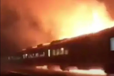 Viral Kereta Terobos Kobaran Api di Karawang, Begini Kata KAI