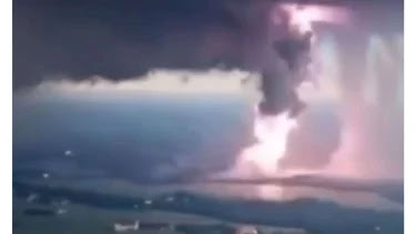 Viral Detik-detik Pilot Rekam Diduga Api Jatuh dari Langit Amerika