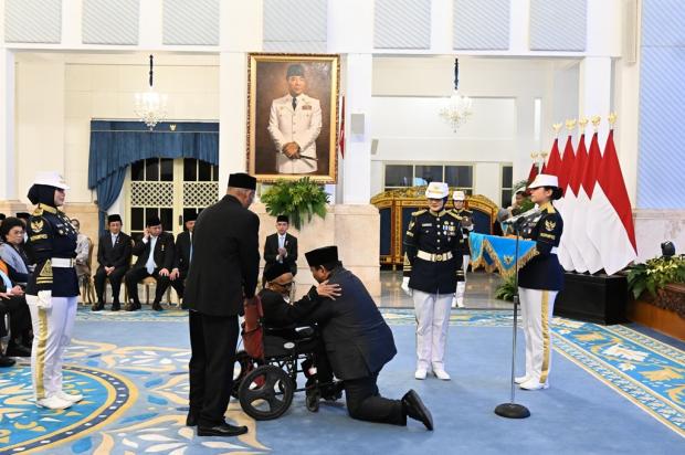 Nyak Sandang menerima penghargaan dari Presiden Prabowo Subianto di Istana Merdeka, Minggu (17/8/2025)