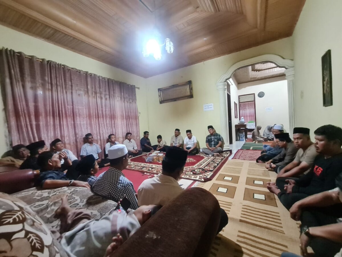 Pengurus Ikadaya Padang Tiji bersama Anggota DPRA Khalid, S.Pd.I saat melaksanakan samadiah di kediaman almarhum Tgk Nurzahri, Krueng Pagar Air, Selasa (9/9/2025)