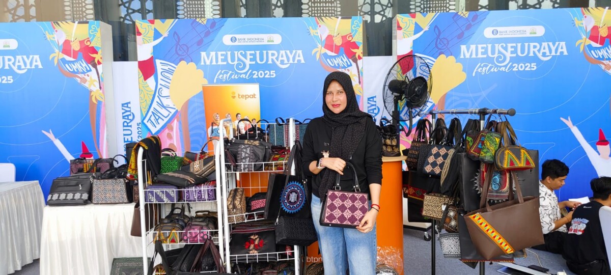 Pemilik Nani Souvenir Aceh Besar memamerkan produk unggulan seperti tas, songket, dan dompet Karawang pada Expo UMKM Meuseuraya Festival 2025 di Bale Meuseuraya Aceh, Banda Aceh