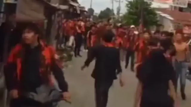 Dua kelompok ormas dari Pemuda Pancasila (PP) bentrok dengan Ikatan Pemuda Karya (IPK). FOTO/Tangkapan Layar. Ⓒ Hak cipta foto di atas dikembalikan sesungguhnya kepada pemilik foto