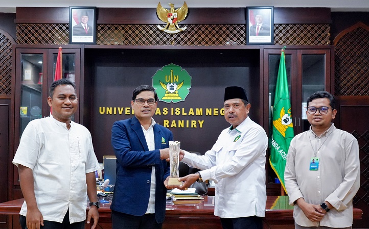 Rektor UIN Ar-Raniry Terima Humas Kemenag Award 2025 Kategori Pengelola Website Terbaik