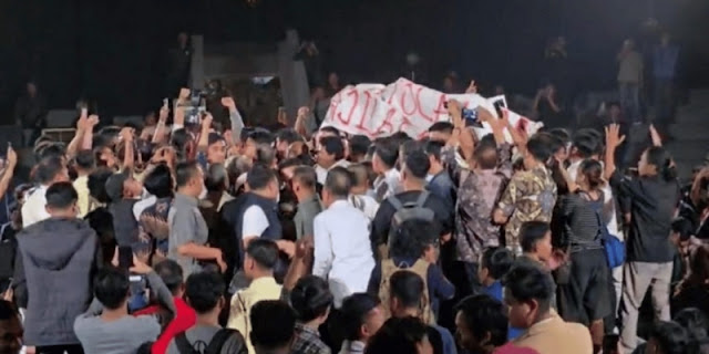 Tiba-tiba Ramai Bicara Adab
