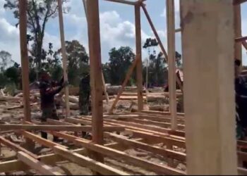 Satgas Gulbencal Bangun Huntara Kayu di Desa Geudumbak Aceh Utara