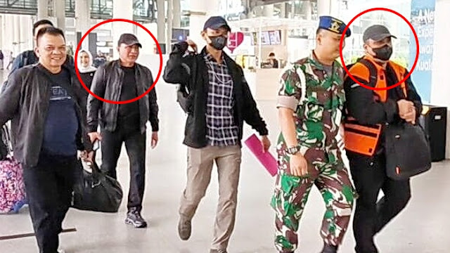Mantan Gubernur Sumatera Utara (Gubsu), Edy Rahmayadi, bersama tersangka kasus korupsi jalan di Sumut, mantan Kadis PUPR Sumut Topan Obaja Putra Ginting, satu penerbangan Pesawat Garuda, tiba di Medan dari Jakarta, Kamis (2/10/2025) pagi. FOTO/Net. Ⓒ Hak cipta foto di atas dikembalikan sesungguhnya kepada pemilik foto