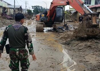 Pasca Banjir Bandang, Personel Kodim Aceh Tamiang Bersihkan Fasilitas Umum bersama Warga
