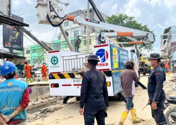 Personel Brimob Kawal Penormalan Listrik di Aceh Tamiang