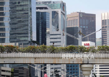 Seseorang berjalan di jalan layang di jalan Sudirman di Jakarta, 22 Februari 2022. Asian Development Bank (ADB) memperkirakan perekonomian Indonesia pada 2022 tumbuh lima persen.