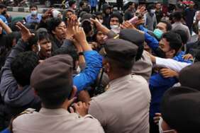 Aksi Tolak Penundaan Pemilu di Makassar Panas, Mahasiswa Blokade Jalan hingga Saling Dorong dengan Aparat