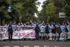 Sejumlah mahasiswa dari berbagai universitas melakukan longmars saat berunjuk rasa di Jalan Diponegoro, Kota Bandung, Kamis (28/10). (Ilustrasi)