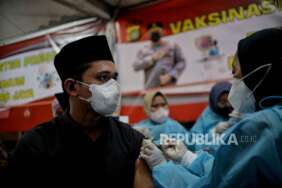 Tenaga kesehatan menyuntikan vaksin penguat atau vaksin booster kepada warga di Masjid Istiqlal, Jakarta Pusat, Selasa (5/4/2022).