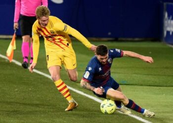 Bek Huesca Javi Galan (Kanan) Berebut Bola Dengan Gelandang Barcelona Frenkie De Jong Dalam Pertandingan La Liga Spanyol, Senin (4/1) Dini Hari Wib. De Jong Mencetak Gol Kemenangan Barcelona 1-0.