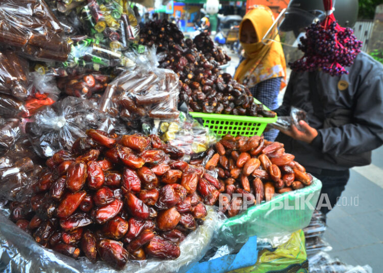 Pedagang buah kurma melayani pembeli di kawasan Masjid Menara Kudus, Kudus, Jawa Tengah, Sabtu (24/4/2021). Ketahui cara memilih kurma yang bagus.
