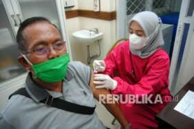 Petugas kesehatan menyuntikkan vaksin COVID-19 dosis ketiga (booster) untuk warga lanjut usia (lansia) di Puskesmas Semplak, Kota Bogor, Jawa Barat. Dinkes Bogor memastikan stok vaksin di Kota Bogor cukup sampai Lebaran.