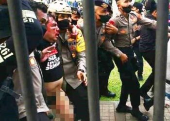 Dompet Ade Armando Masih Hilang Setelah Digebuki, Ponsel Dibalikin Driver Ojol