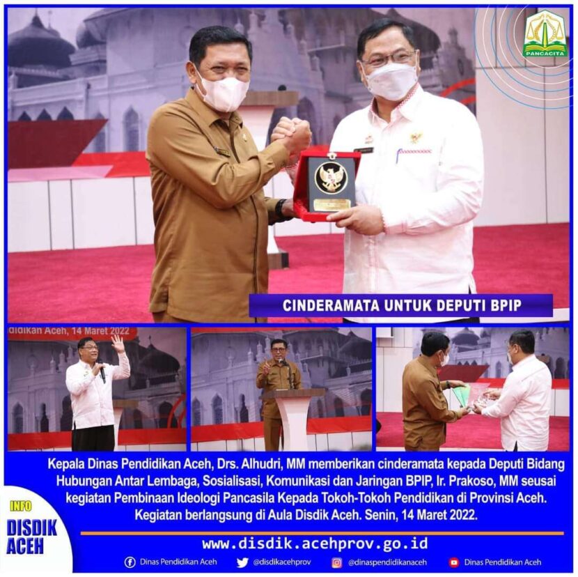 Kepala Dinas Pendidikan Aceh, Drs. Alhudri, MM memberikan cinderamata kepada Deputi Bidang Hubungan Antar Lembaga, Sosialisasi, Komunikasi dan Jaringan BPIP, Ir. Prakoso, MM. FOTO/Dok. Disdik Aceh