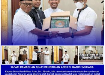 Kepala Dinas Pendidikan Aceh, Alhudri Memberikan Cinderamata Berupa Karpet Sejadah Dan Alquran Yang Diterima Oleh Camat Bersama Keuchik. Foto/Dok. Disdik Aceh