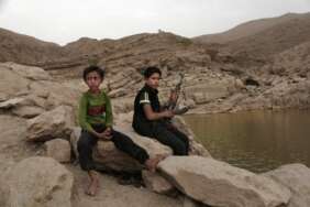 Dalam arsip foto 30 Juli 2018 ini, seorang anak laki-laki berusia 17 tahun memegang senjatanya di bendungan tinggi di Marib, Yaman. Pemberontak Houthi telah setuju untuk membebaskan barisan tentara anak-anak mereka, yang telah bertempur oleh ribuan orang selama tujuh tahun perang saudara di negara itu, kata PBB Senin, 18 April 2022.