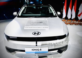 Mobil Listrik Ioniq 5 Dengan Tandatangan Presiden Joko Widodo Tertoreh Di Bagian Penutup Mesinnya Di Pabrik Hyundai Motor Manufacturing Indonesia Di Bekasi, Jawa Barat, Rabu (16/3/2022).