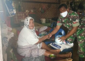 Babinsa Kodim 0103/Aut, Beri Bantuan Sembako kepada Nenek Halimah