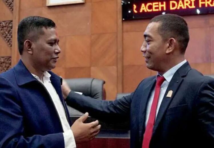 Mantan Ketua DPR Aceh, Dahlan Jamaluddin (kanan) saat bersama Ketua DPR Aceh Pon Yahya alias Saiful Bahri di Gedung Paripurna DPR Aceh. FOTO/Dok. DPR Aceh