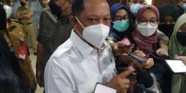 Menteri Dalam Negeri (Mendagri), Tito Karnavian, menjawab pertanyaan media usai rapat dengan Komisi II DPR RI di Kompleks Parlemen Senayan, Jakarta, Selasa (5/4). FOTO/Republika