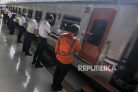 Petugas saat melepas keberangkatan kereta Serayu di Stasiun Pasar Senen, Jakarta.