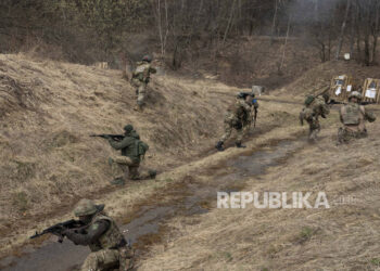 Tentara Ukraina dari Brigade Terpisah ke-103 dari Pertahanan Teritorial Angkatan Bersenjata, menembakkan senjata mereka, selama latihan, di sebuah lokasi yang dirahasiakan, dekat Lviv, Ukraina barat, Selasa, 29 Maret 2022.