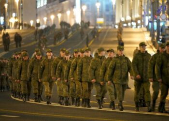 Barisan Pasukan Angkatan Darat Rusia Yang Akan Berpartisipasi Dalam Parade Berjalan Di Sepanjang Jalan Untuk Menghadiri Latihan Parade Militer Hari Kemenangan Di Lapangan Merah, Di Moskow, Rusia, Senin, 25 April 2022.