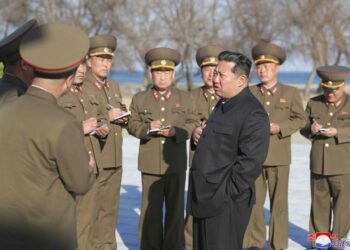Foto Tak Bertanggal Ini Disediakan Ahad, 17 April 2022, Oleh Pemerintah Korea Utara Menunjukkan Pemimpin Kim Jong Un Di Sebuah Lokasi Yang Dirahasiakan Di Korea Utara. Dikatakan Hari Minggu Bahwa Negara Tersebut Telah Berhasil Meluncurkan Uji Coba Senjata Berpemandu Taktis Yang Baru Dikembangkan. Kantor Berita Pusat Korea Resmi Mengatakan Kim Mengamati Peluncuran Tersebut.