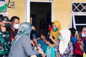 Bupati Bogor Ade Munawaroh Yasin (kanan), mengunjungi rumah anak korban kekerasan ayah tiri di Desa Ragajaya, Kecamatan Bojonggede, Kabupaten Bogor, Ahad (10/4).