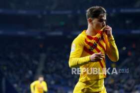 Pemain  Barcelona Pablo Gaviria merayakan setelah mencetak gol kedua timnya saat pertandingan sepak bola La Liga Spanyol antara RCD Espanyol dan Barcelona di stadion Cornella-El Prat di Barcelona, ????Spanyol, Senin (14/2) dini hari WIB..