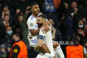 Real Madrids Rodrygo, left, celebrates with his teammate Karim Benzema after he scored his sides first goalduring the Champions League, quarterfinal second leg soccer match between Real Madrid and Chelsea at the Santiago Bernabeu stadium in Madrid, Spain, Tuesday, April 12, 2022.