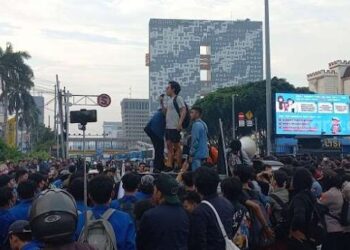 Mahasiswa gelar aksi unjuk rasa di kawasan Harmoni atau di sekitar belakang Istana Negara, Jakarta Pusat pada Jumat (1/4/2022). FOTO/Net