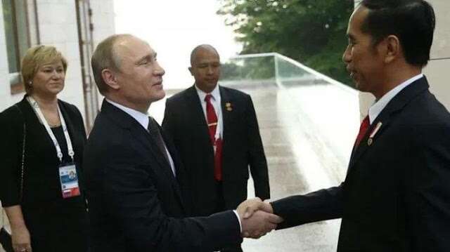 Presiden Rusia Vladimir Putin saat bertemu dengan Presiden Indonesia, Joko Widodo. FOTO/Net