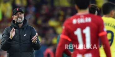 Manajer Liverpool Juergen Klopp bereaksi selama pertandingan sepak bola leg pertama semifinal Liga Champions UEFA antara Liverpool FC dan Villarreal CF di Liverpool, Inggris, 27 April 2022.