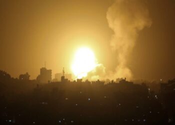 Sebuah ledakan terjadi akibat serangan udara Israel di pangkalan militer Hamas di kota Khan Younis, Jalur Gaza selatan, Selasa 19 April 2022.