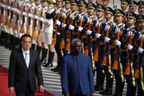 Perdana Menteri China Li Keqiang, kiri, dan Perdana Menteri Kepulauan Solomon Manasseh Sogavare meninjau pengawal kehormatan saat upacara penyambutan di Aula Besar Rakyat di Beijing, Rabu, 9 Oktober 2019.